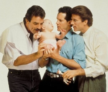 Трое мужчин и младенец кадры
