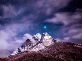 В небе над Гималаями кадры